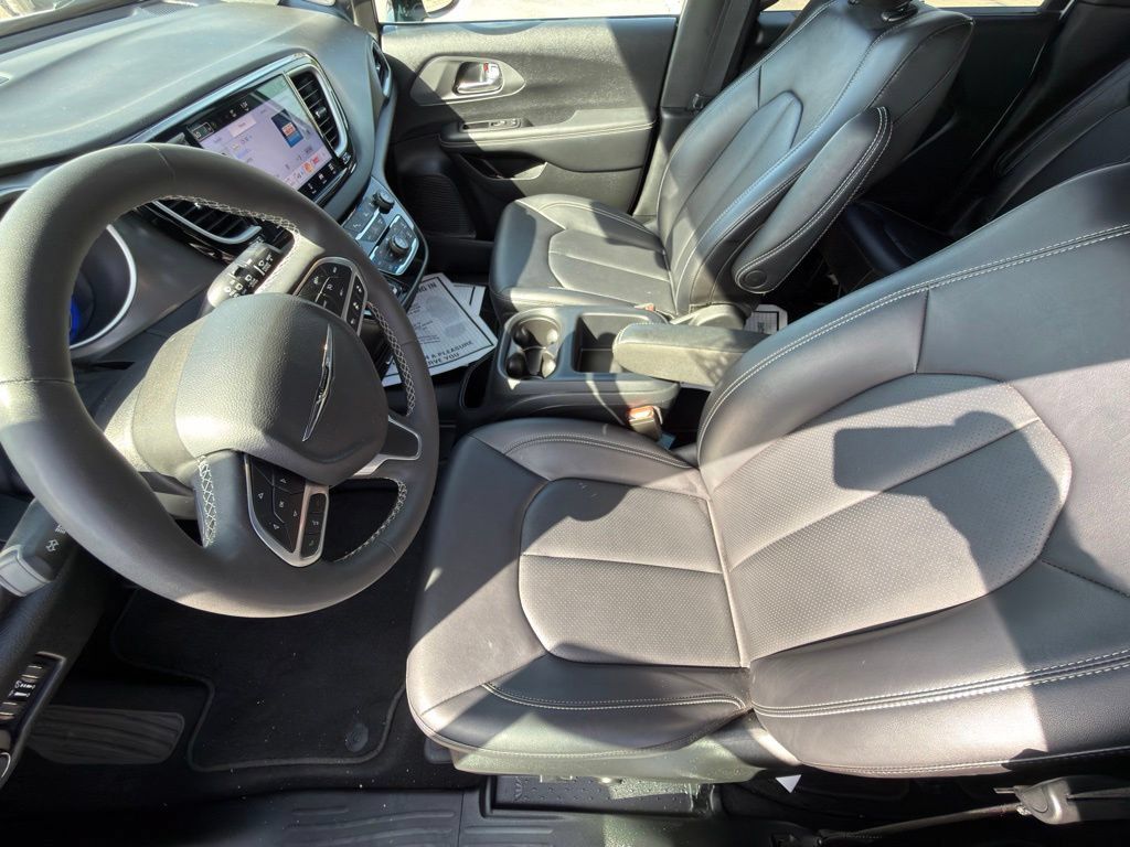 Used 2025 Chrysler Pacifica Select FWD image 9
