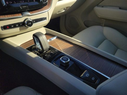 Used 2022 Volvo XC60 B5 Momentum w/ Protection Package Premier image 20