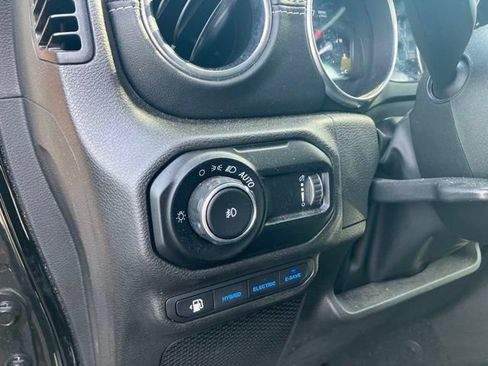 Used 2023 Jeep Wrangler Unlimited Sahara w/ Cold Weather Group AWD/4WD image 17