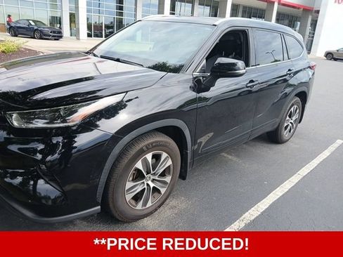 Used 2021 Toyota Highlander XLE AWD/4WD image 2