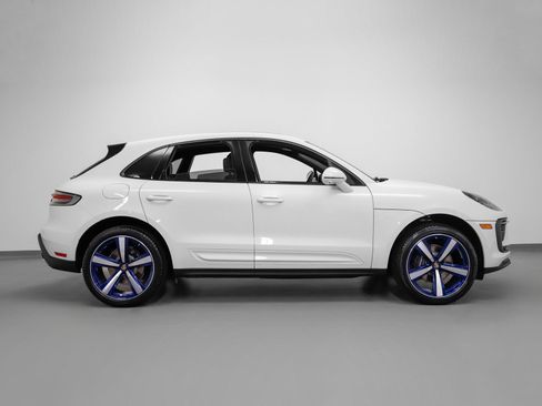 Certified 2025 Porsche Macan AWD/4WD image 11