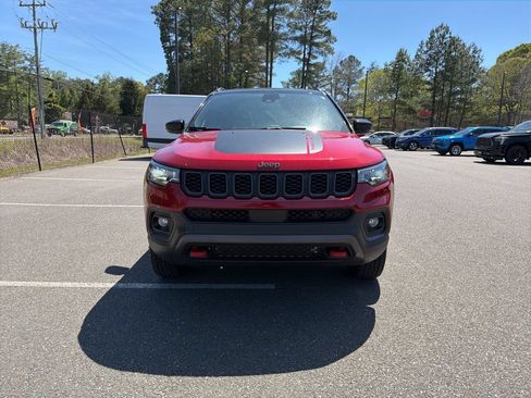 Used 2025 Jeep Compass Trailhawk AWD/4WD image 4