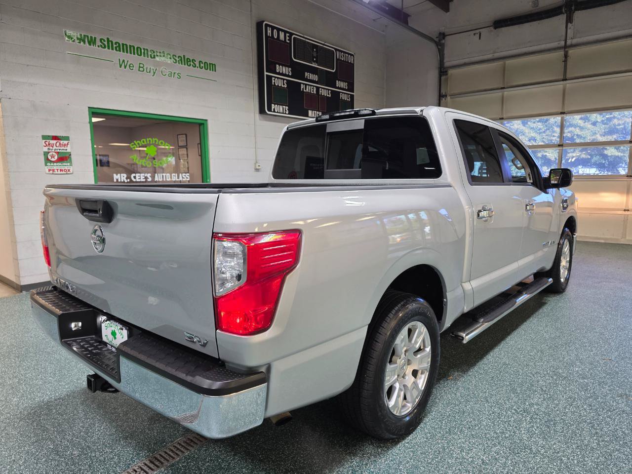 Used 2017 Nissan Titan SV RWD image 6