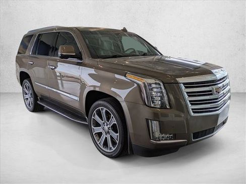 Used 2015 Cadillac Escalade Luxury image 3