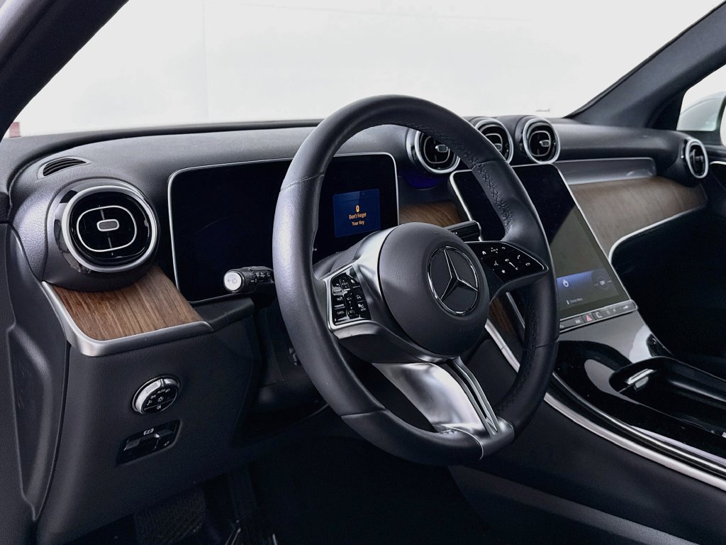 Used 2025 Mercedes-Benz GLC 300 4MATIC image 11