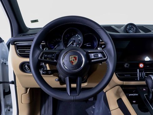 Certified 2025 Porsche Macan image 10
