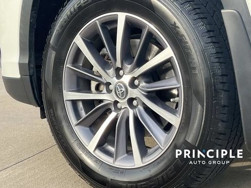 Used 2019 Toyota Highlander XLE AWD/4WD image 7