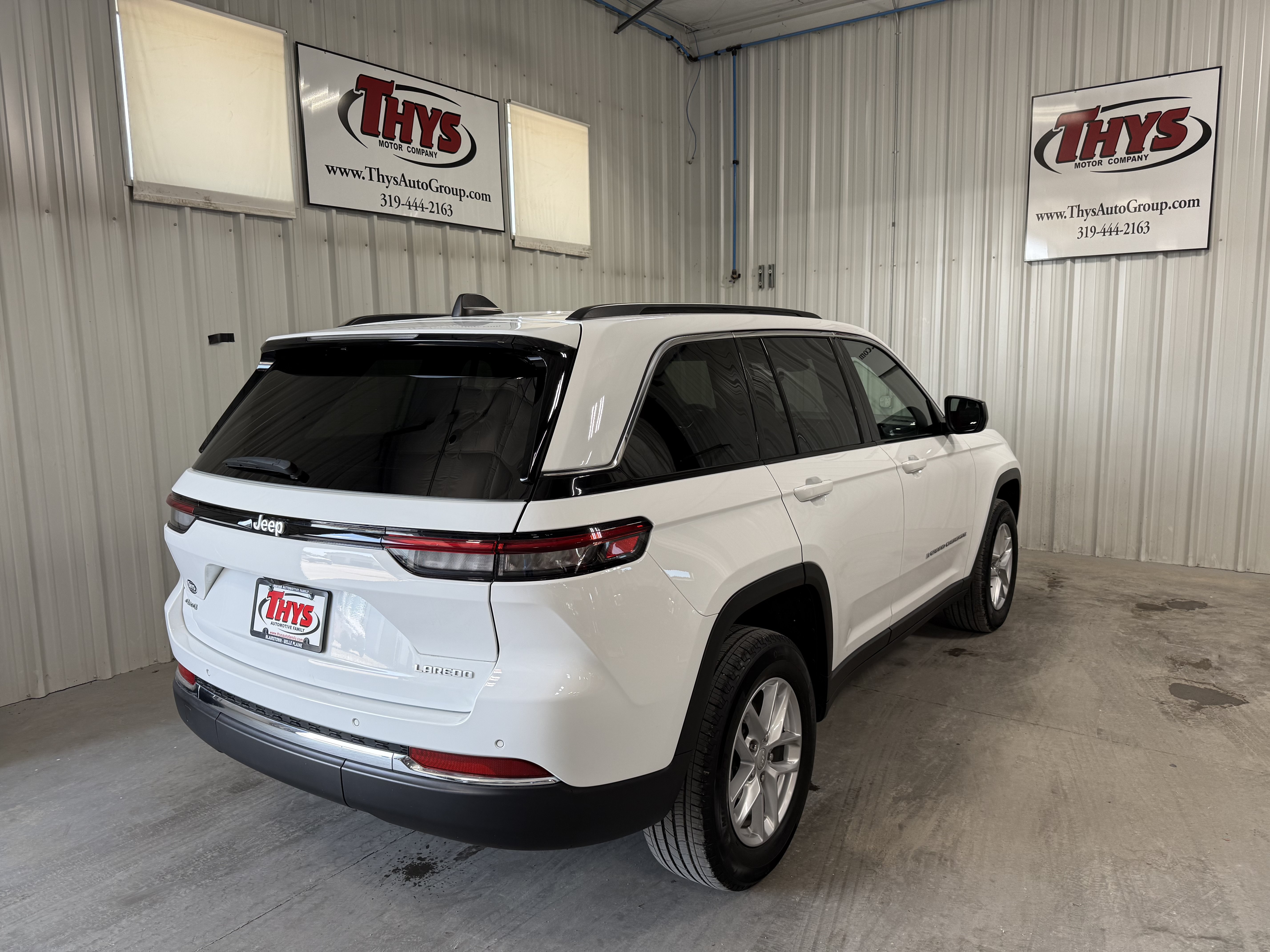 Used 2024 Jeep Grand Cherokee Laredo X w/ Luxury Tech Group I AWD/4WD image 3