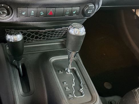 Used 2015 Jeep Wrangler Unlimited Sahara image 22