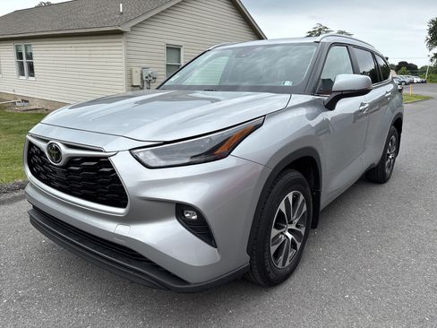Used 2024 Toyota Highlander XLE AWD/4WD image 8