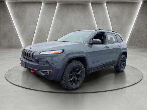 Used 2015 Jeep Cherokee Trailhawk w/ Cold Weather Group AWD/4WD image 3