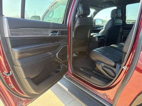 Used 2023 Jeep Wagoneer L Series II AWD/4WD image 17