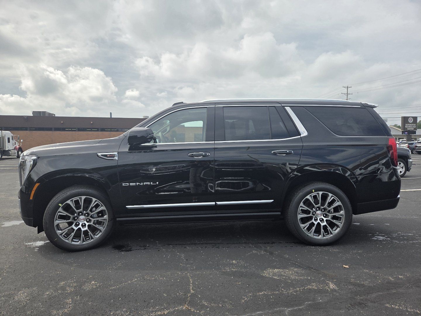 New 2026 GMC Yukon Denali w/ Denali Reserve Package AWD/4WD image 17