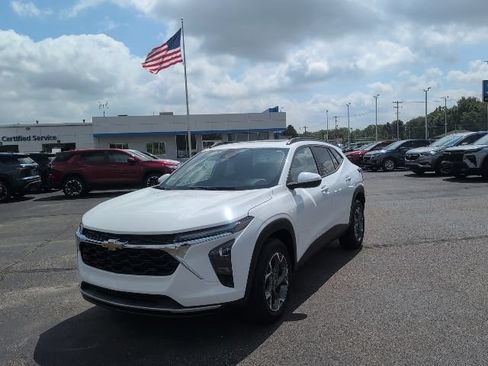 Used 2024 Chevrolet Trax LT w/ Sunroof Package FWD image 1