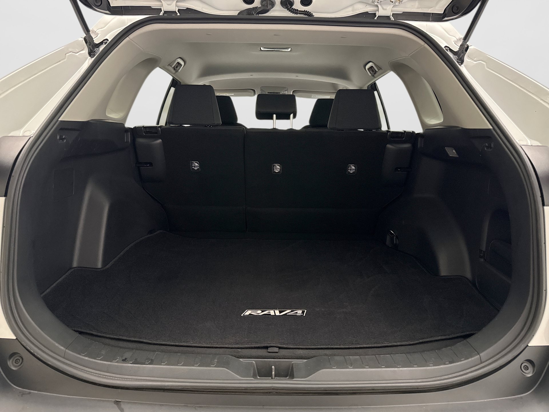Used 2020 Toyota RAV4 LE w/ Carpet Mat Package AWD/4WD image 18