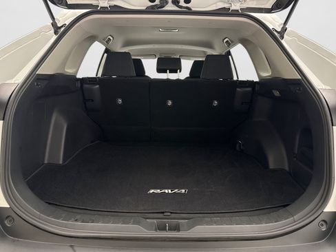 Used 2020 Toyota RAV4 LE w/ Carpet Mat Package AWD/4WD image 18