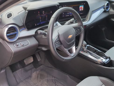 Used 2024 Chevrolet Trax LT w/ Driver Confidence Package FWD image 2