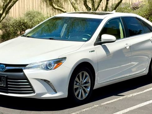 Used 2017 Toyota Camry XLE w/ Moonroof Package FWD image 3