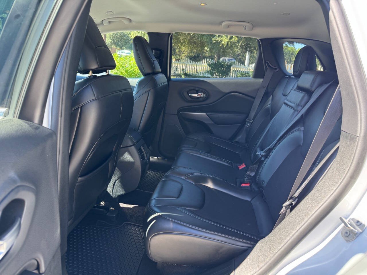 Used 2019 Jeep Cherokee Latitude Plus w/ Cold Weather Group AWD/4WD image 12