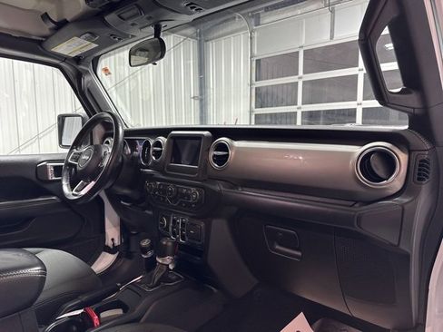 Used 2019 Jeep Wrangler Unlimited Sahara image 26