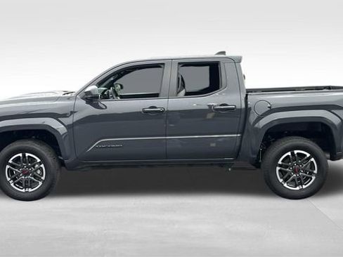 Used 2025 Toyota Tacoma TRD Sport AWD/4WD image 4