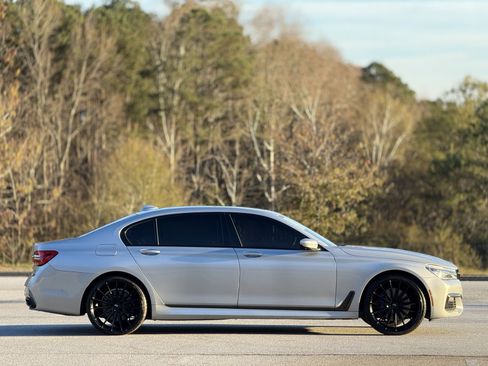 Used 2019 BMW 750i xDrive w/ Executive Package image 11