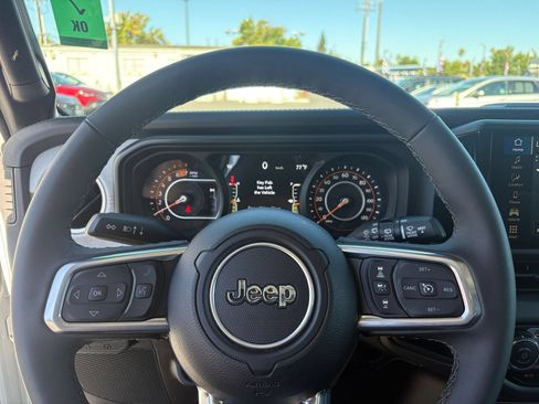 Used 2025 Jeep Wrangler Unlimited Sahara AWD/4WD image 28