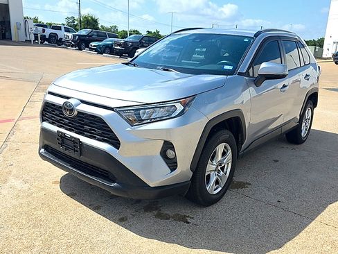 Used 2020 Toyota RAV4 XLE FWD image 2