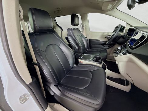 Used 2024 Chrysler Pacifica Touring-L image 35