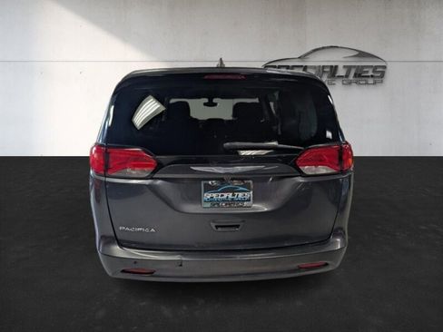 Used 2017 Chrysler Pacifica Touring w/ Tire & Wheel Group image 9