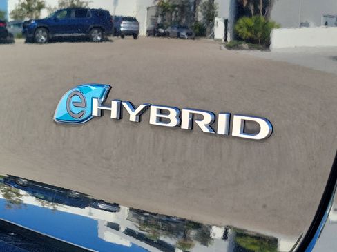 Used 2024 Chrysler Pacifica Select image 12