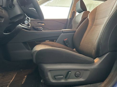 Used 2023 Nissan Rogue SV FWD image 7