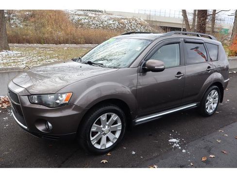 Used 2011 Mitsubishi Outlander SE image 2