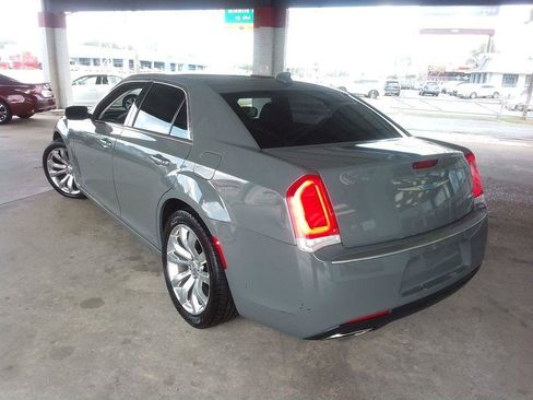 Used 2019 Chrysler 300 Touring w/ Chrome Appearance Package RWD image 4