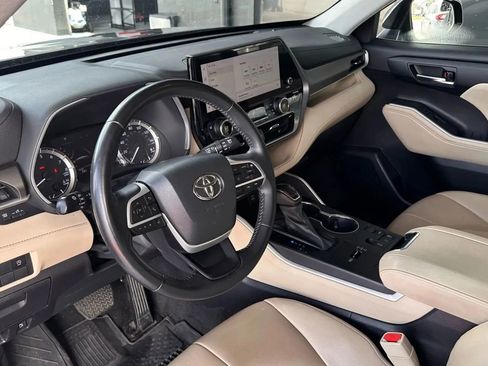 Used 2023 Toyota Highlander XLE image 8