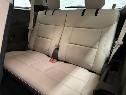 Used 2020 Ford Explorer Platinum w/ Premium Technology Package image 18