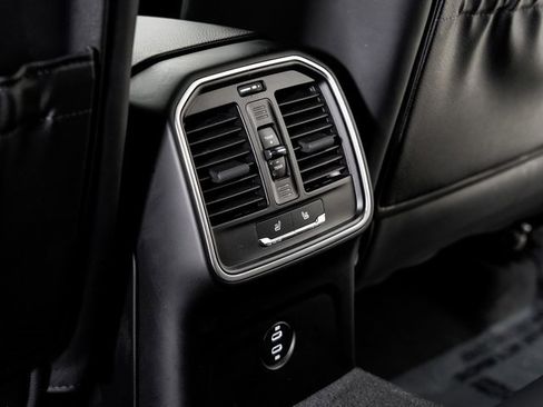 Used 2025 Porsche Macan image 26