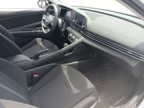 Used 2025 Hyundai Elantra SE FWD image 15