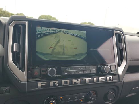 Used 2025 Nissan Frontier SV image 10