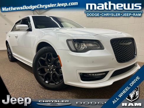 Used 2023 Chrysler 300 Touring L w/ Popular Equipment Group image 1