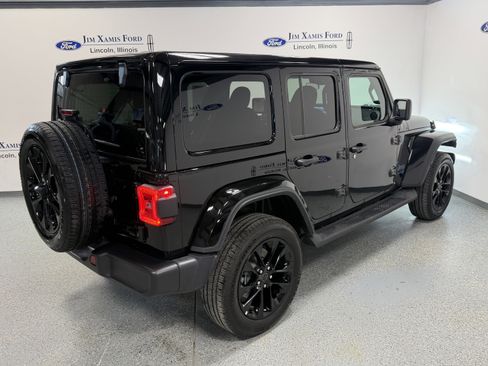 Used 2025 Jeep Wrangler Unlimited Sahara image 6