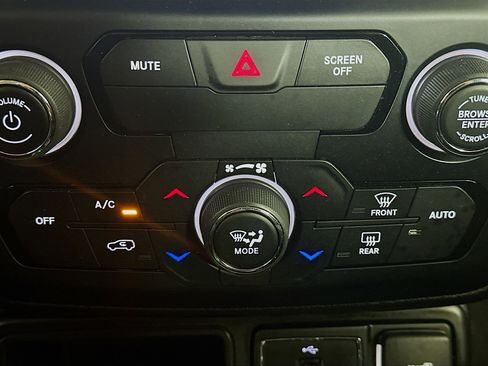 Used 2020 Jeep Renegade Latitude image 23