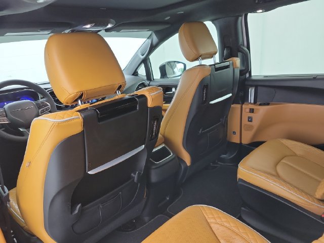 Used 2023 Chrysler Pacifica Pinnacle AWD/4WD image 13