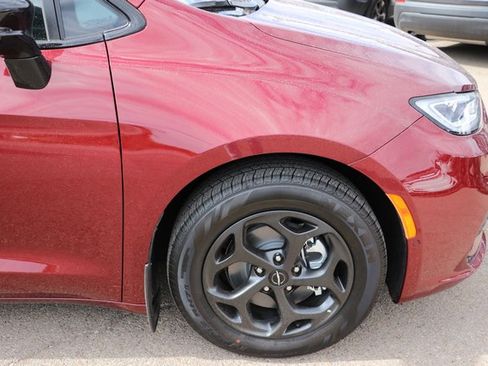 New 2023 Chrysler Pacifica Limited w/ Uconnect Theater Family Group image 9