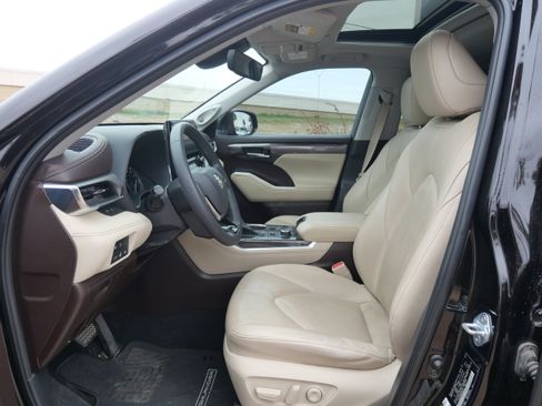 Used 2021 Toyota Highlander Limited image 8