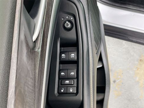 Used 2024 Jeep Grand Cherokee Limited w/ Black Appearance Package AWD/4WD image 21