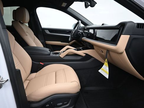 New 2025 Porsche Cayenne image 14