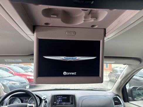 Used 2015 Chrysler Town & Country Touring FWD image 14