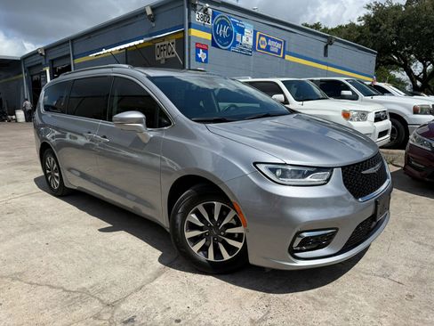 Used 2021 Chrysler Pacifica Touring-L w/ Premium & Safety Sphere Group FWD image 1