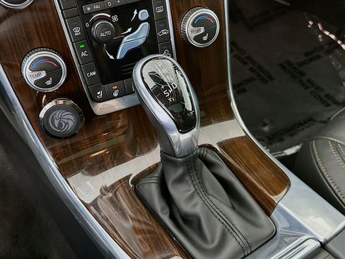 Used 2015 Volvo V60 T5 Cross Country Platinum image 17